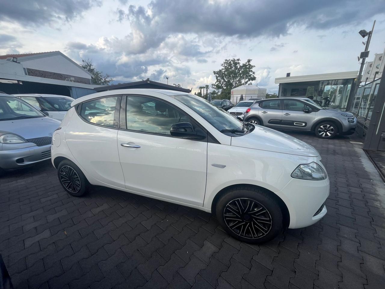 Lancia Ypsilon 1.0 FireFly 5 porte S&S Hybrid Ecochic Silver