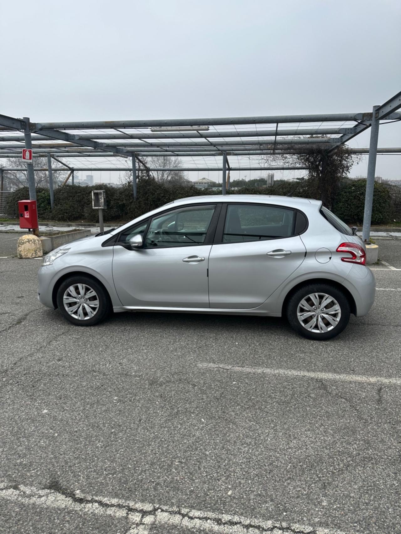 Peugeot 208 1.4 HDi 68 CV 5 porte Allure