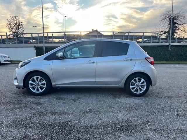 TOYOTA Yaris 1.5 Hybrid 5 porte lounge con interno in pelle.