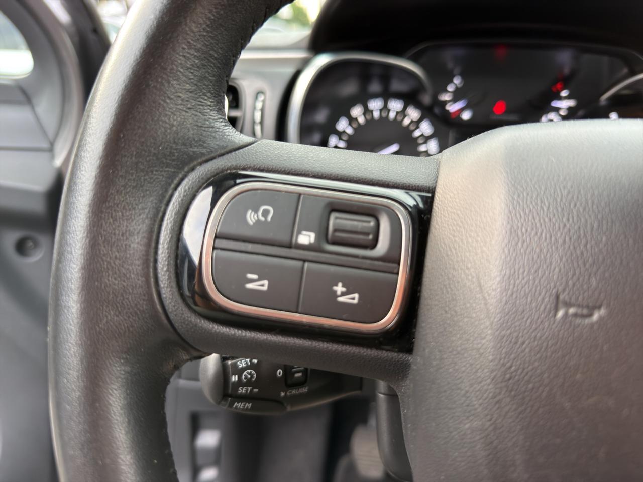 Citroen C3 1.2 Shine 83cv - Unipro - Promo Finanziamento - Neopatatentati - Tagliandi certificati - Cerchi in lega - Schermo - Clima Automatico