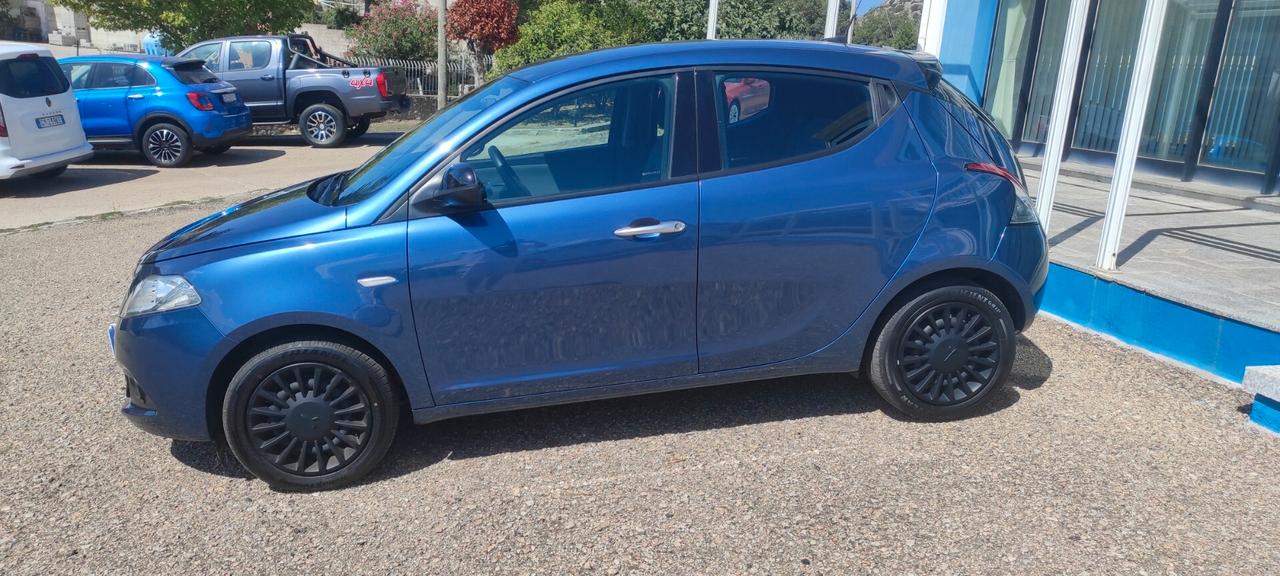 Lancia Ypsilon 1.0 FireFly 5 porte S&S Hybrid Silver