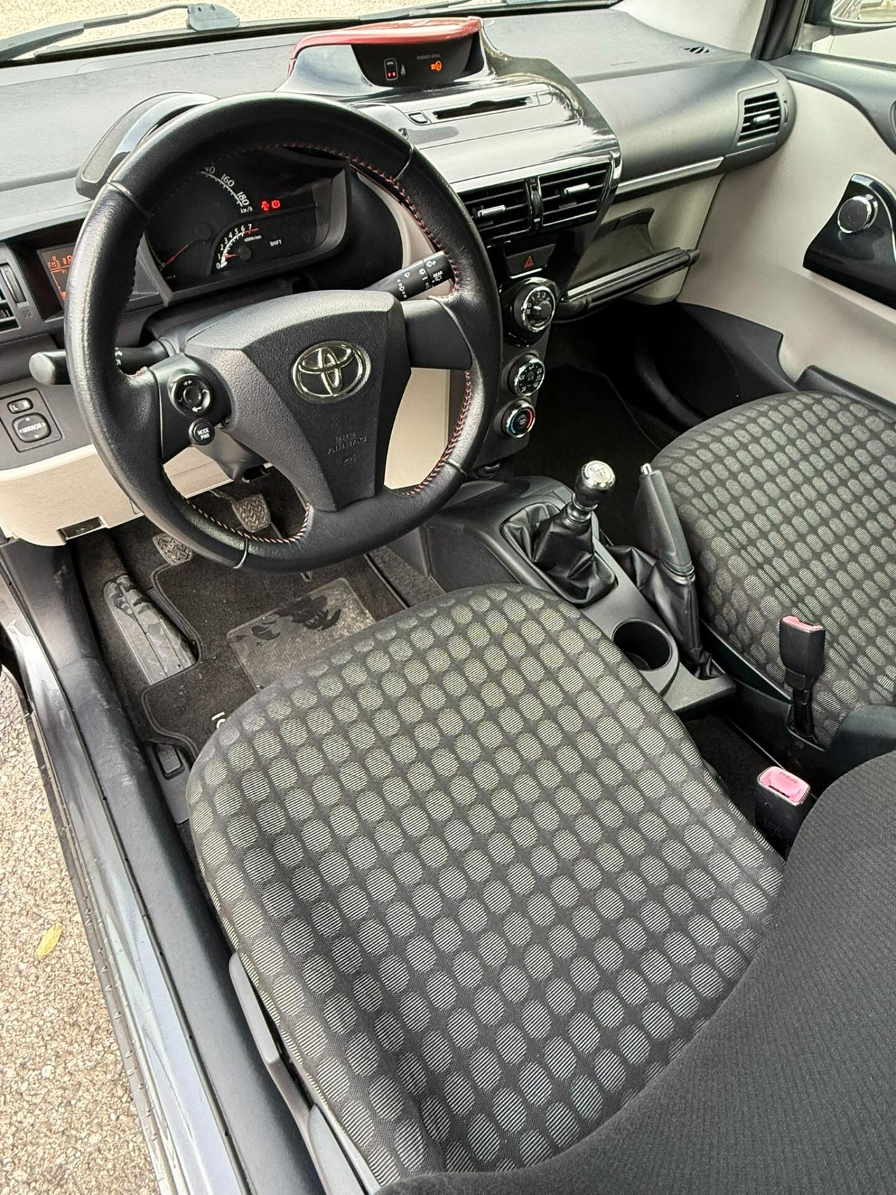 Toyota iQ 1.0 Lounge 4 Posti