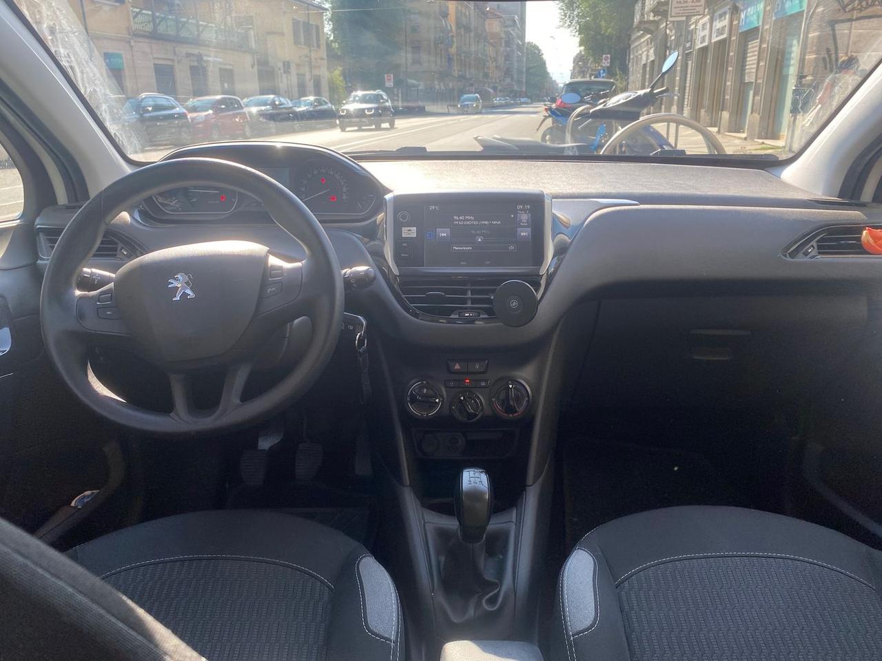 Peugeot 208 life #11893