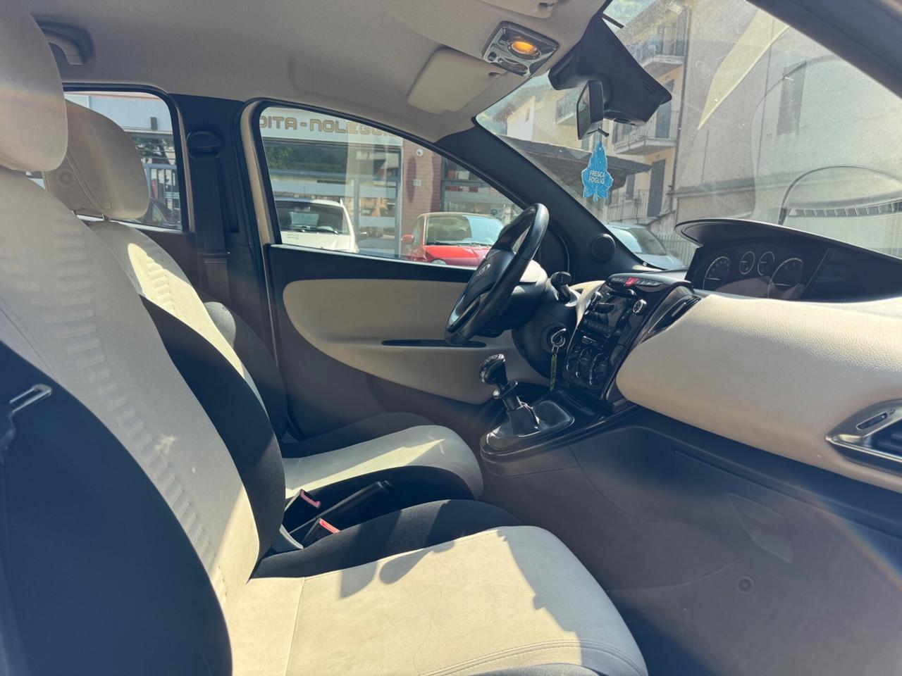 Lancia Ypsilon 1.2 69 CV 5 porte OK NEOPATENTATI