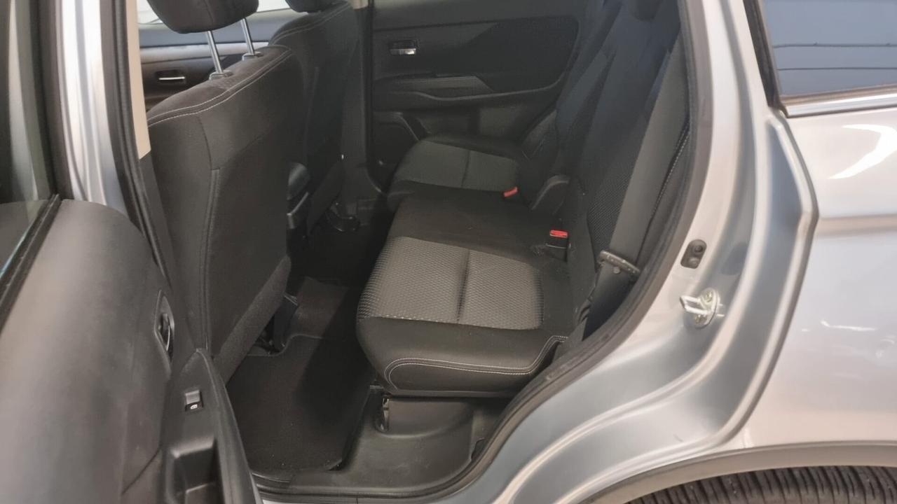 Mitsubishi Outlander 2.2 DI-D 4WD Instyle Plus Navi