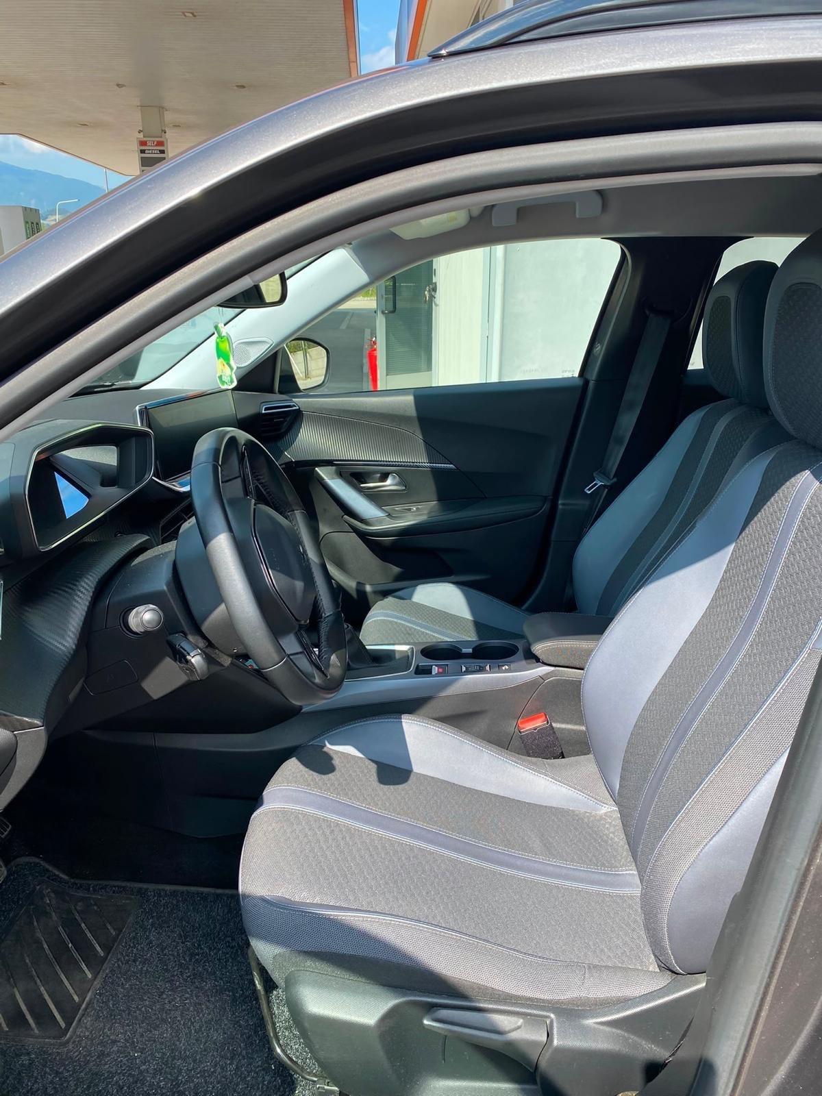 Peugeot 2008 PureTech 100 S&S Allure Navi Pack