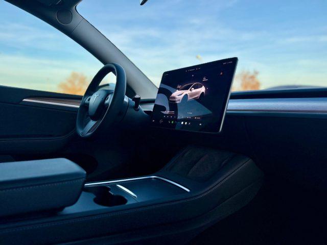 TESLA Model Y PERFORMANCE DUAL MOTOR AWD *UNIPROP*