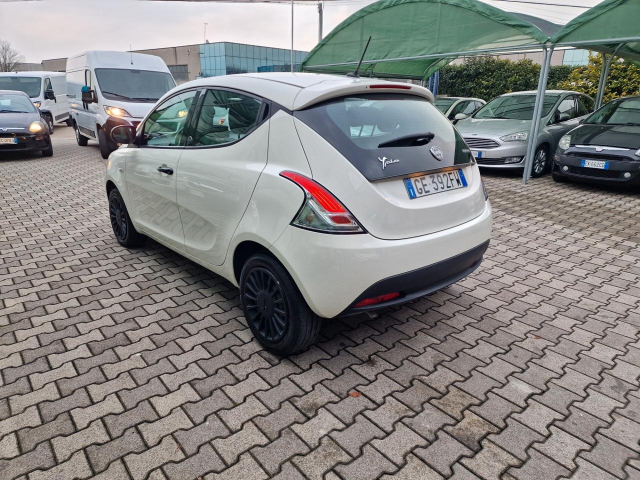 Lancia Ypsilon 1.0 FireFly 5 porte S&S Hybrid Ecochic Silver