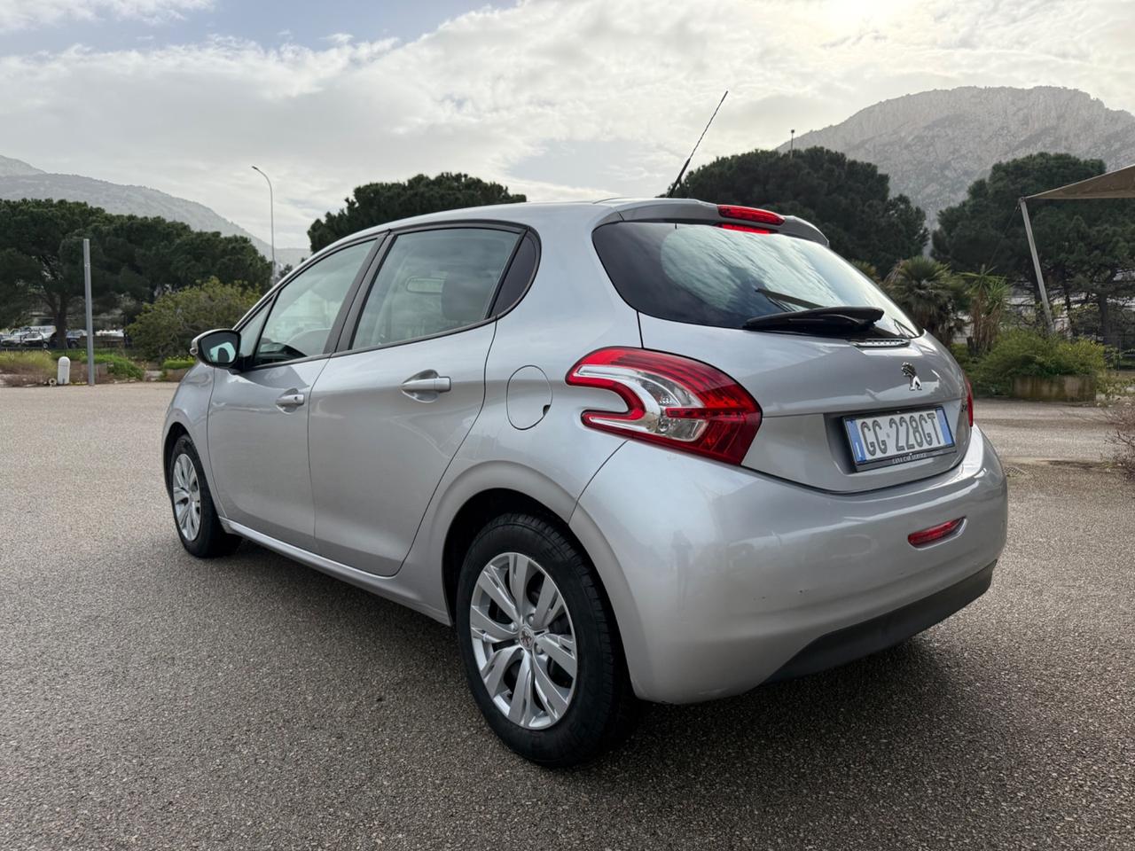 Peugeot 208 1.4 HDi 68 CV 5 porte Allure