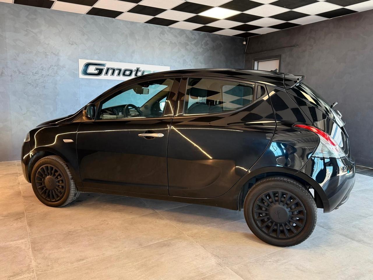 Lancia Ypsilon 1.0 FireFly 5 porte S&S Hybrid Silver