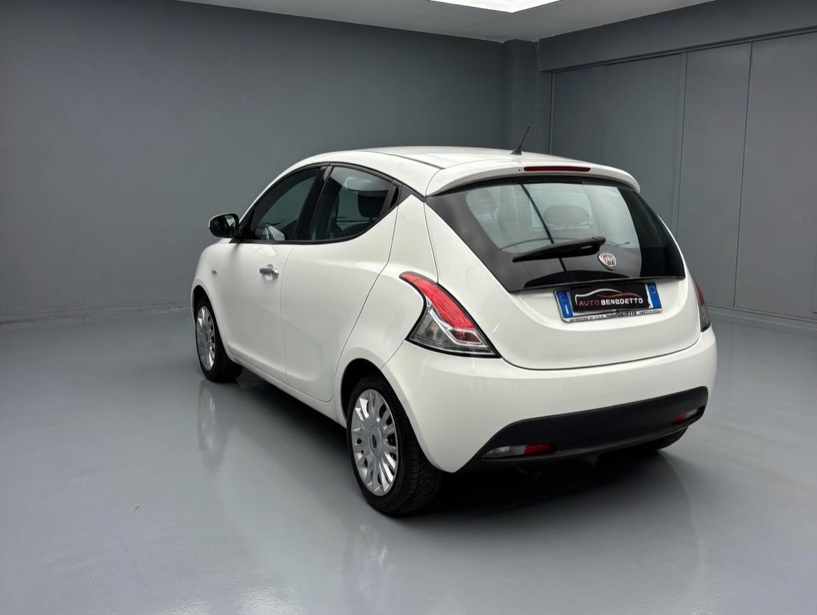 Lancia Ypsilon 1.2 69 CV Silver 11.2011