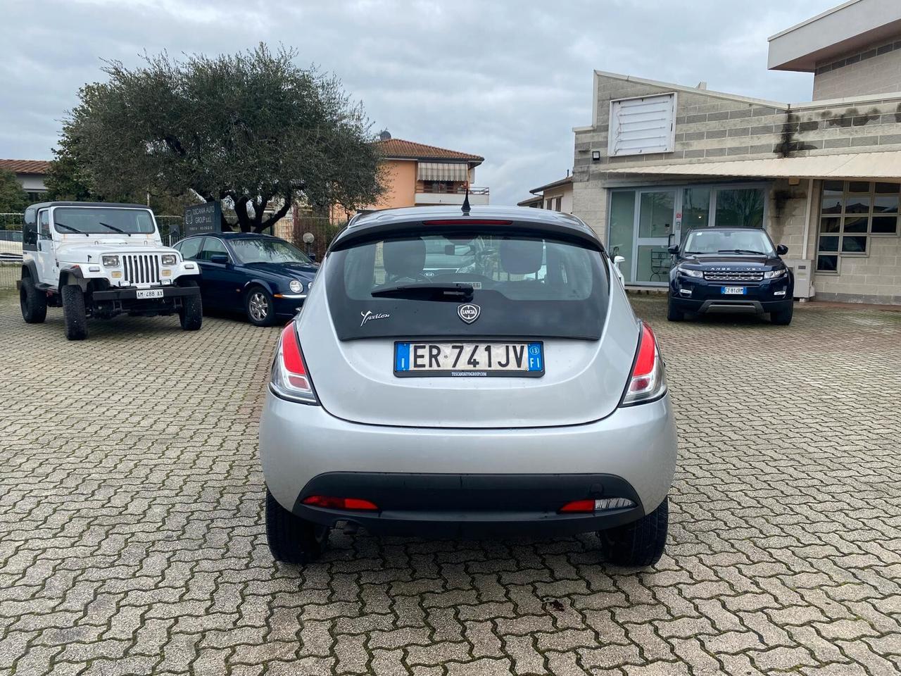 Lancia Ypsilon 0.9 TwinAir 80 CV 5 porte Metano Ecochic Silver