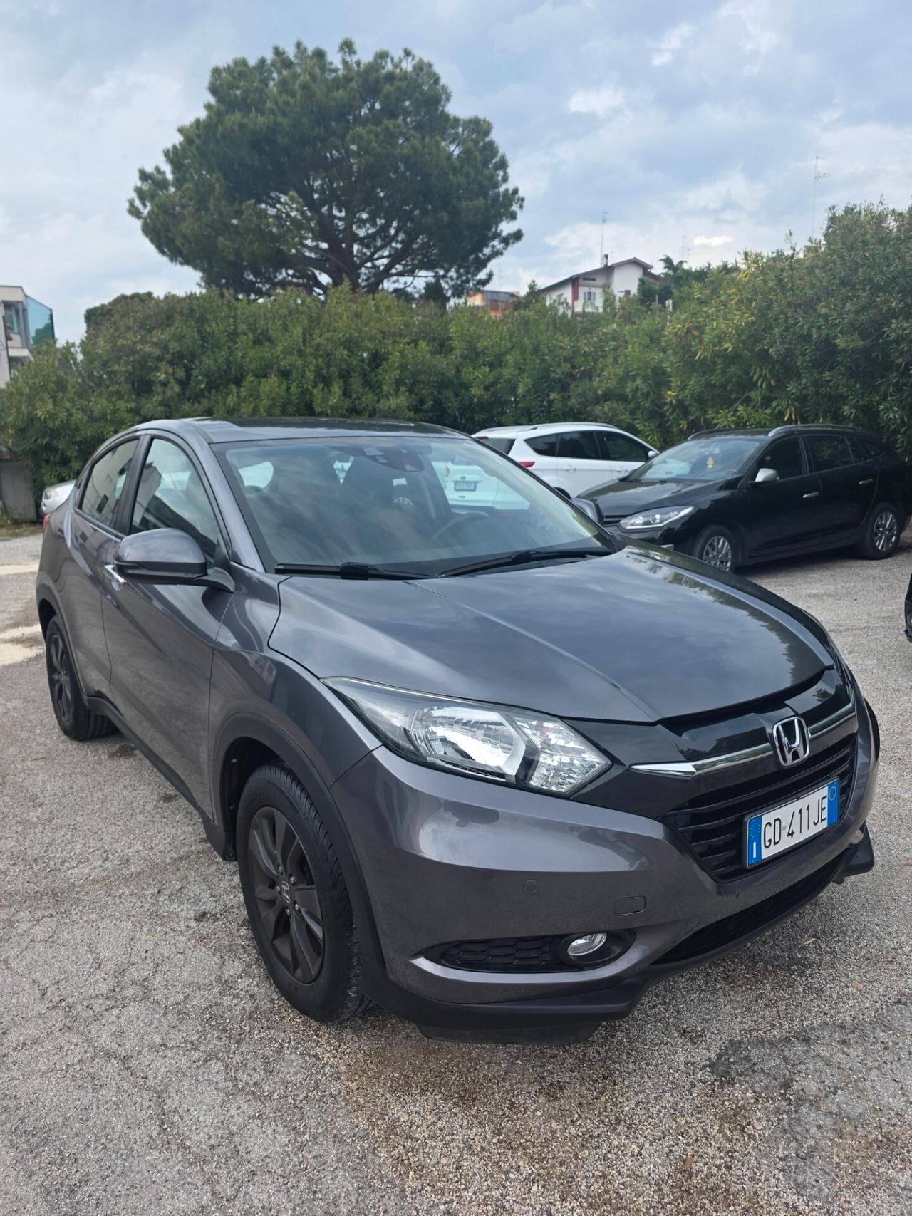 Honda HR-V Neo patentati 105000 kmHonda H-RV 1.6 disel 120 cavalli 88kw anno 2016 cambio manuale a 6 marce tagliando eseguito gomme al 85% interni perfetti esterni ottimi con un litro di gasolio si percore circa 20- 22 km lauto dispone di : Cerchi in lega