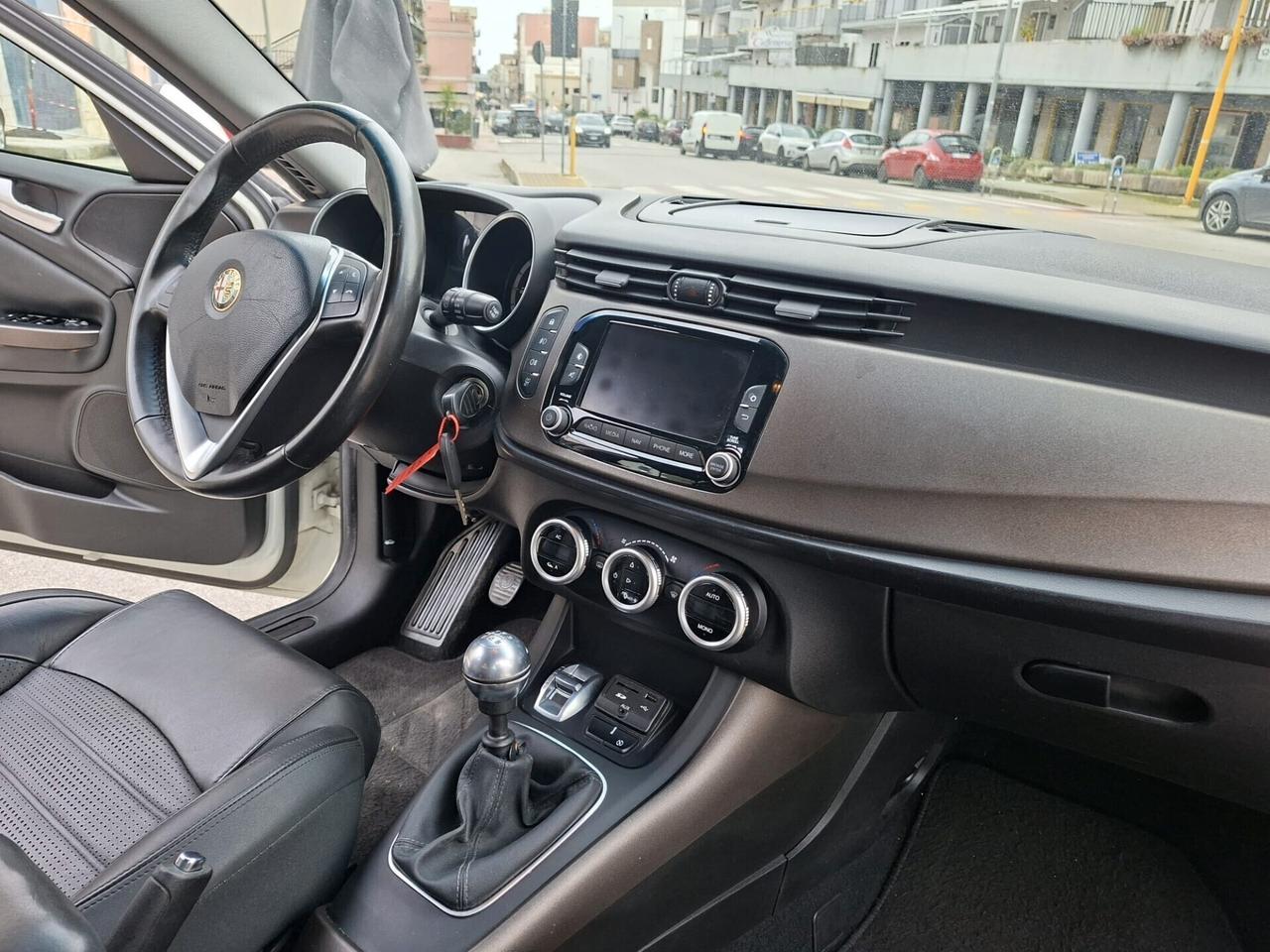 Alfa Romeo Giulietta 1.6 JTDm * 120 CV * Distinctive * Navi * Interni in pelle Quadrifoglio * Garantita 12 Mesi