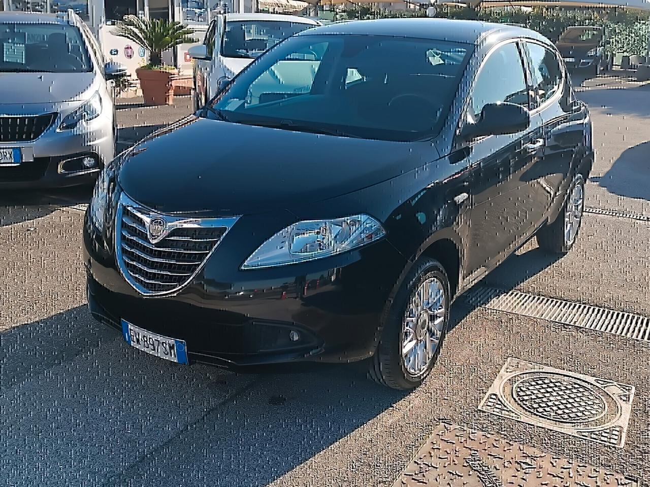 Lancia Ypsilon 0.9 TwinAir 85 CV 5 porte Ecochic Silver