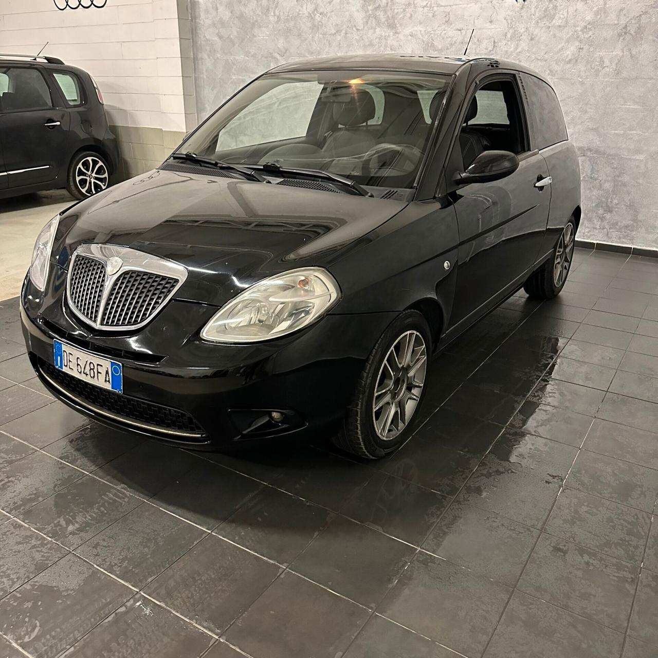 Lancia Ypsilon 1.3 MJT 105 CV Sport MomoDesign