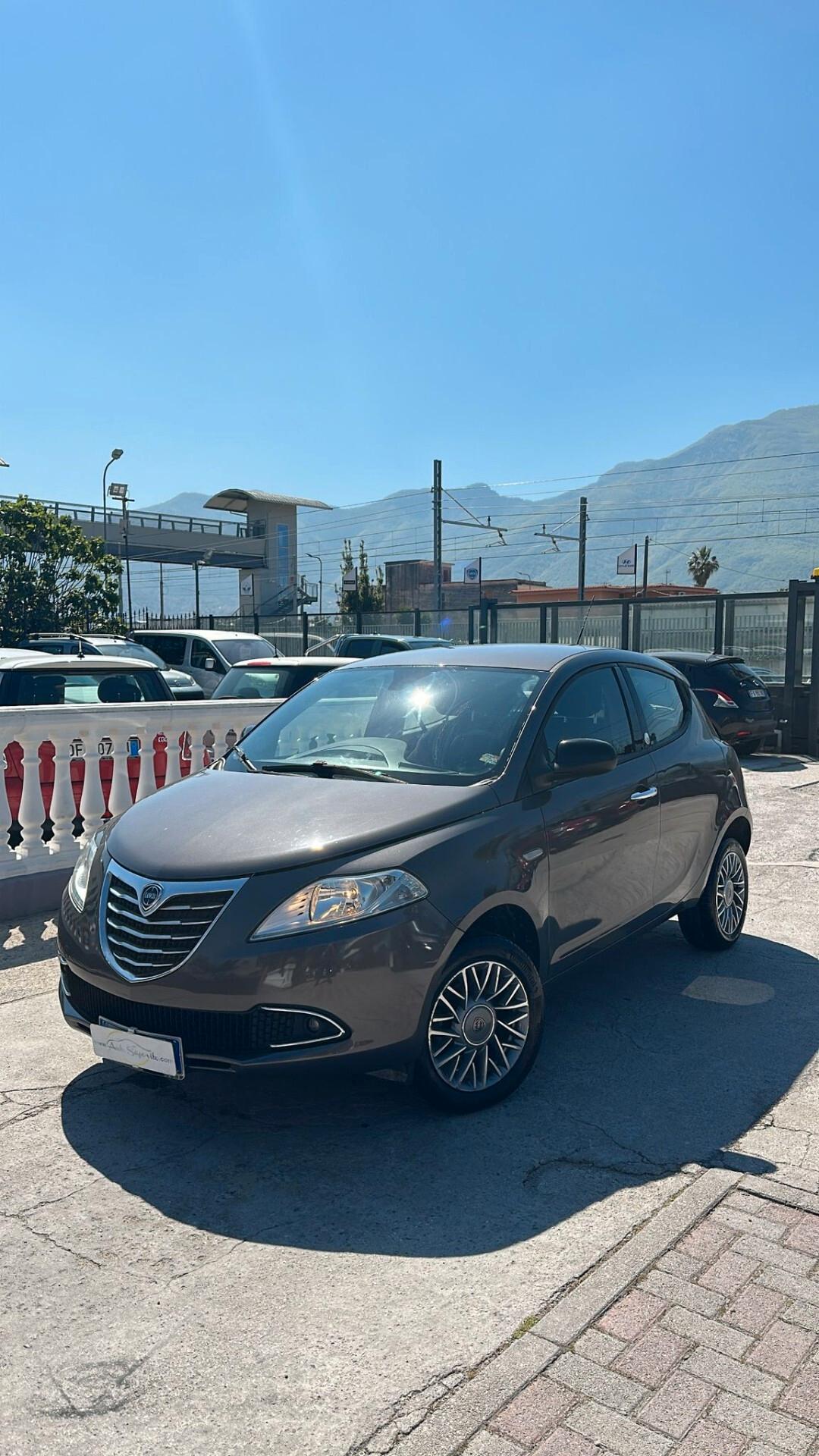 Lancia Ypsilon 0.9 TwinAir 85 CV 5 porte Metano Ecochic Silver