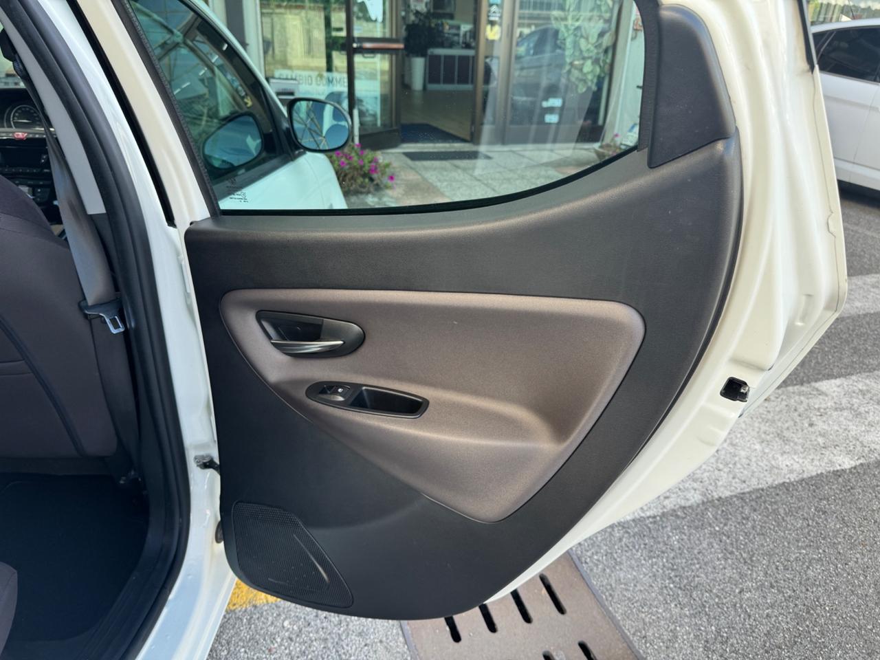 Lancia Ypsilon 0.9 TwinAir 85 CV Platinum 2013