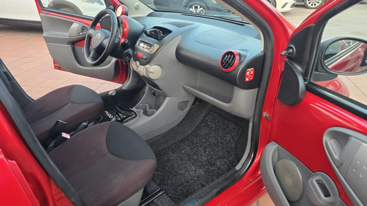Toyota Aygo 1.0 12V VVT-i 5 porte Sol Connect Red Edition
