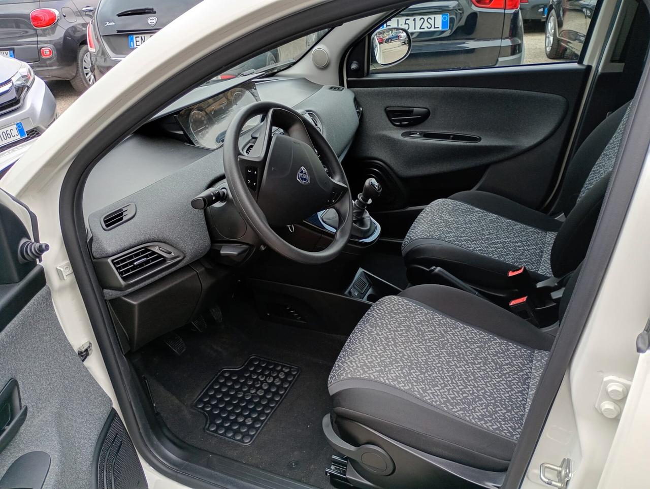 Lancia Ypsilon 1.0 FireFly 5 porte S&S Hybrid Silver