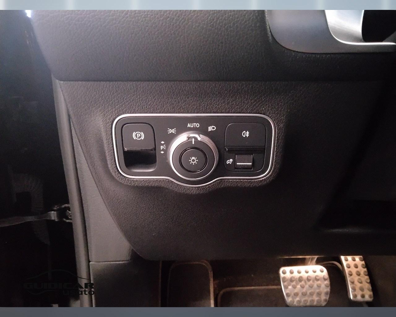 Mercedes-Benz GLB - X247 2019 - GLB 180 d Premium auto