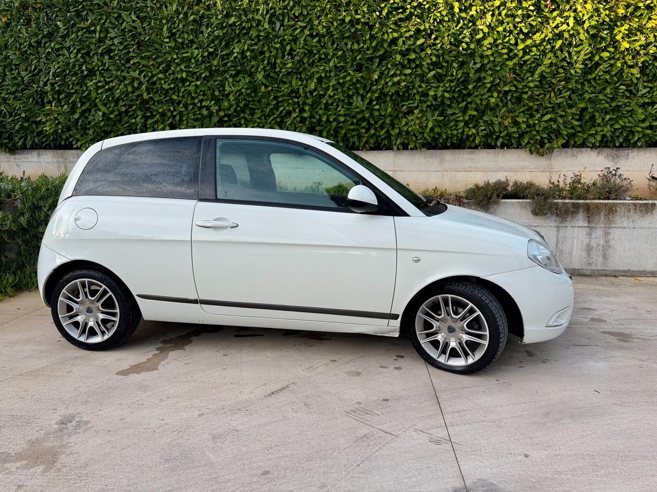 Lancia Ypsilon 1.3 MJT 75 CV MomoDesign
