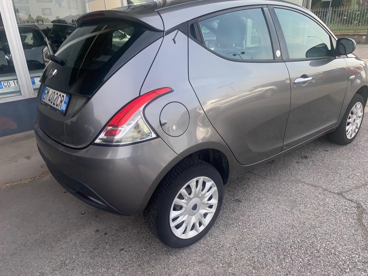 Lancia Ypsilon 0.9 TwinAir 85 CV 5 porte Metano Ecochic Silver