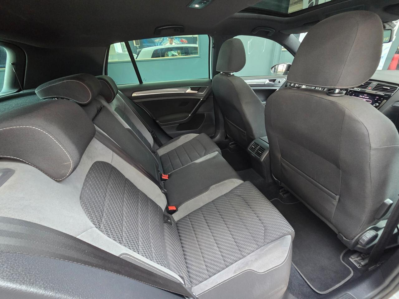 VOLKSWAGEN GOLF R-Line 2.0 TDI DSG 150CV 5p. SPORT