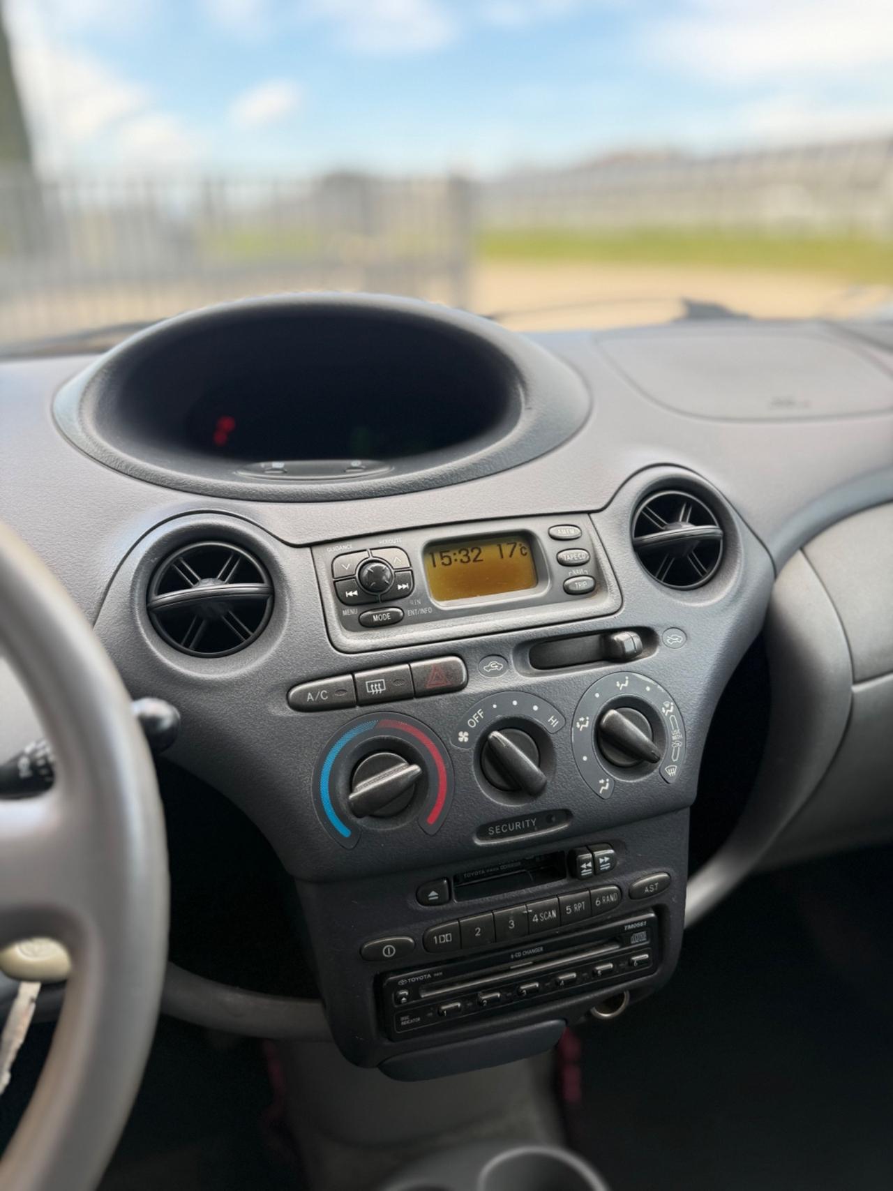 Toyota Yaris 1.0i 16V cat 3 porte Sol