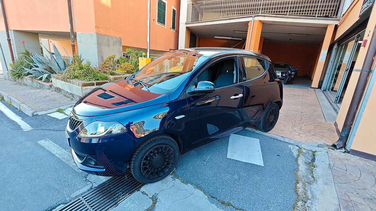 Lancia Ypsilon 1.0 FireFly 5 porte S&S Hybrid Ecochic Silver