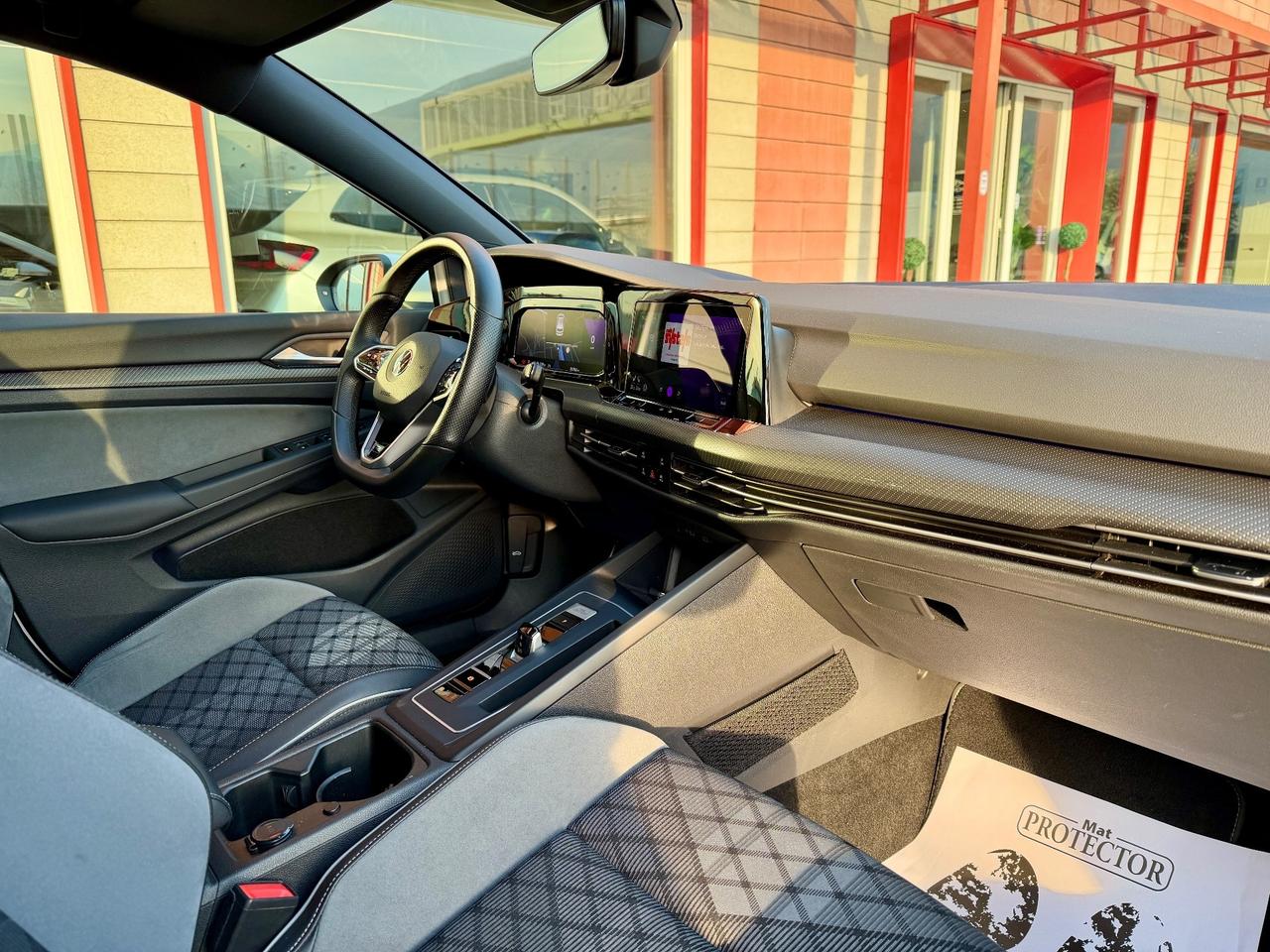 Volkswagen Golf 8 2.0 TSI DSG 4Motion R-Line