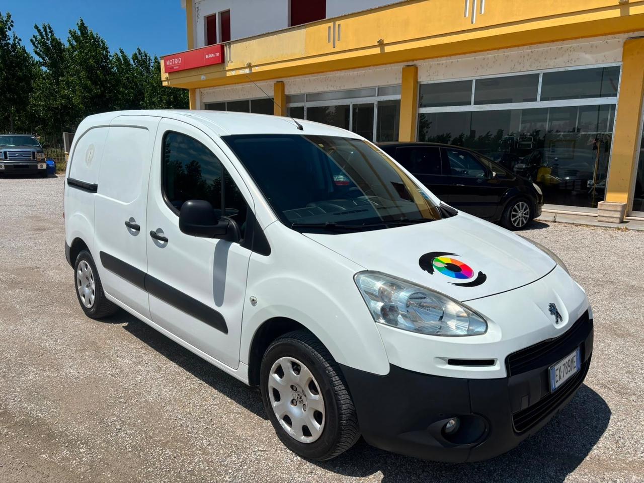 Peugeot partner seguito da casa madre