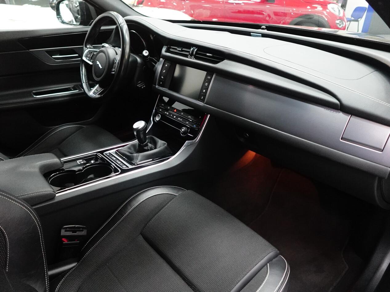 Jaguar XF 2.0d 180 CV R-SPORT