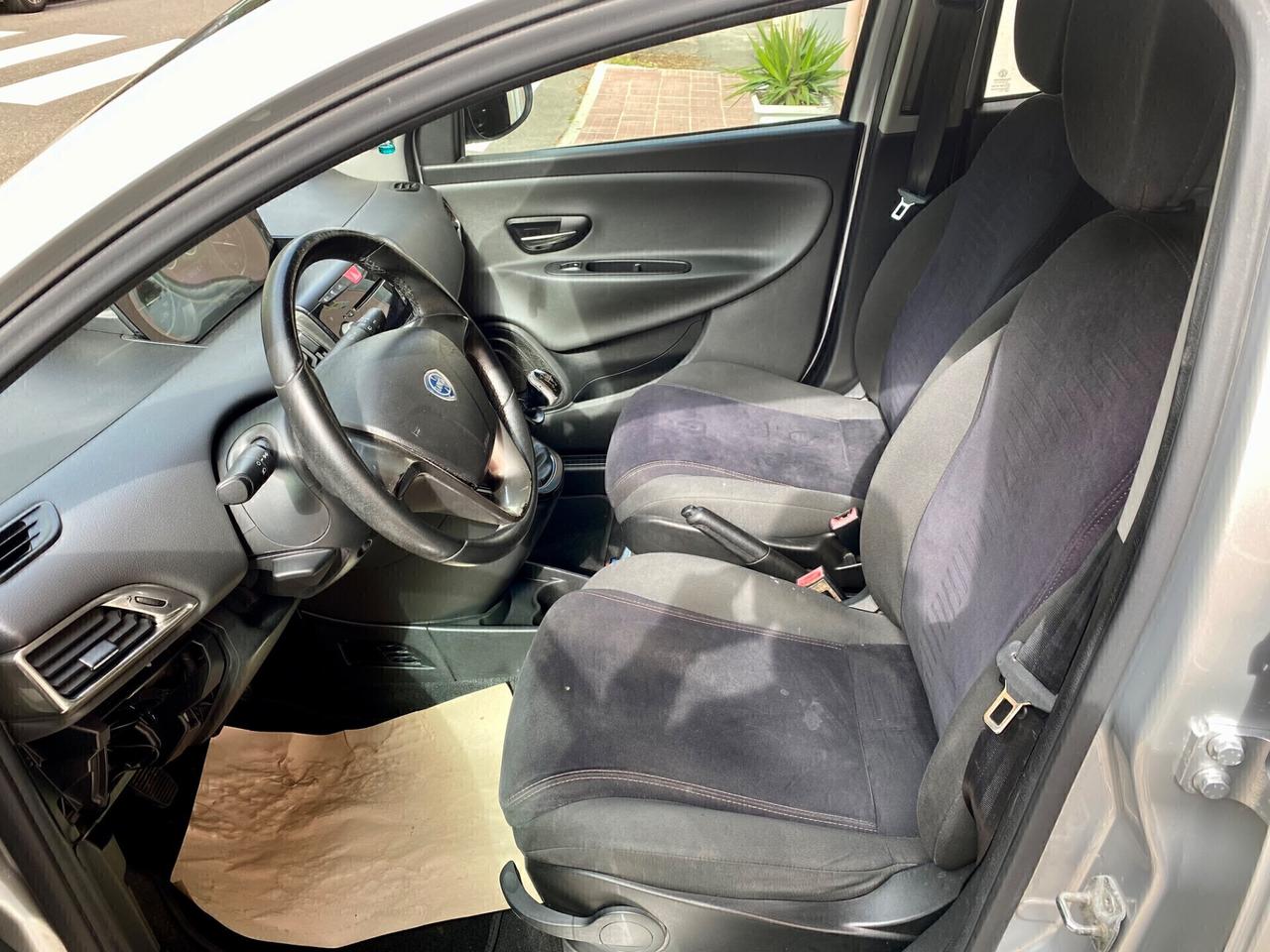 Lancia Ypsilon 1.2 69 CV 5 porte S&S Silver