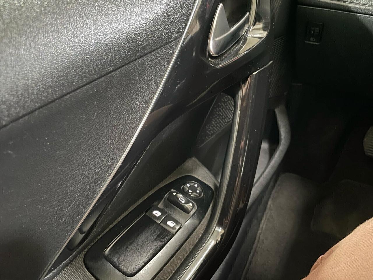 Peugeot 208 1.4 HDi 68 CV 5 porte Allure