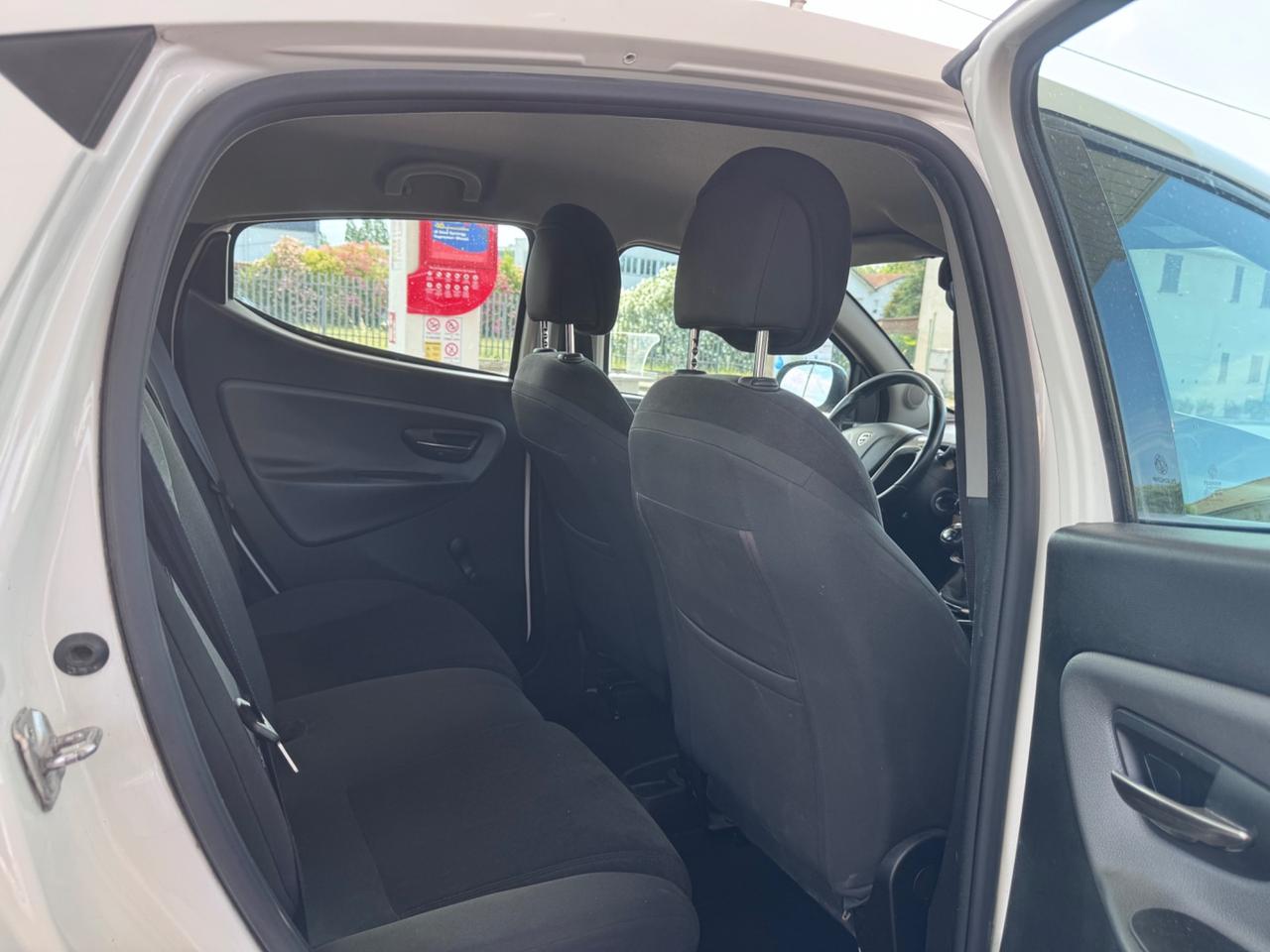 Lancia Ypsilon 0.9 TwinAir 85 CV 5 porte Metano Ecochic Silver
