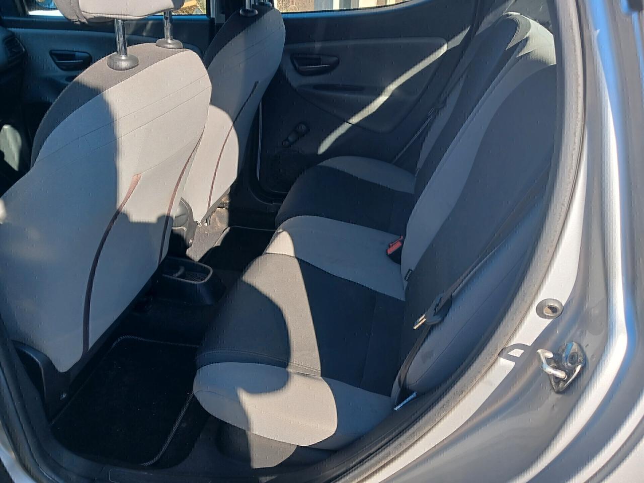 Lancia Ypsilon 0.9 TwinAir 85 CV 5 porte Metano Ecochic Silver