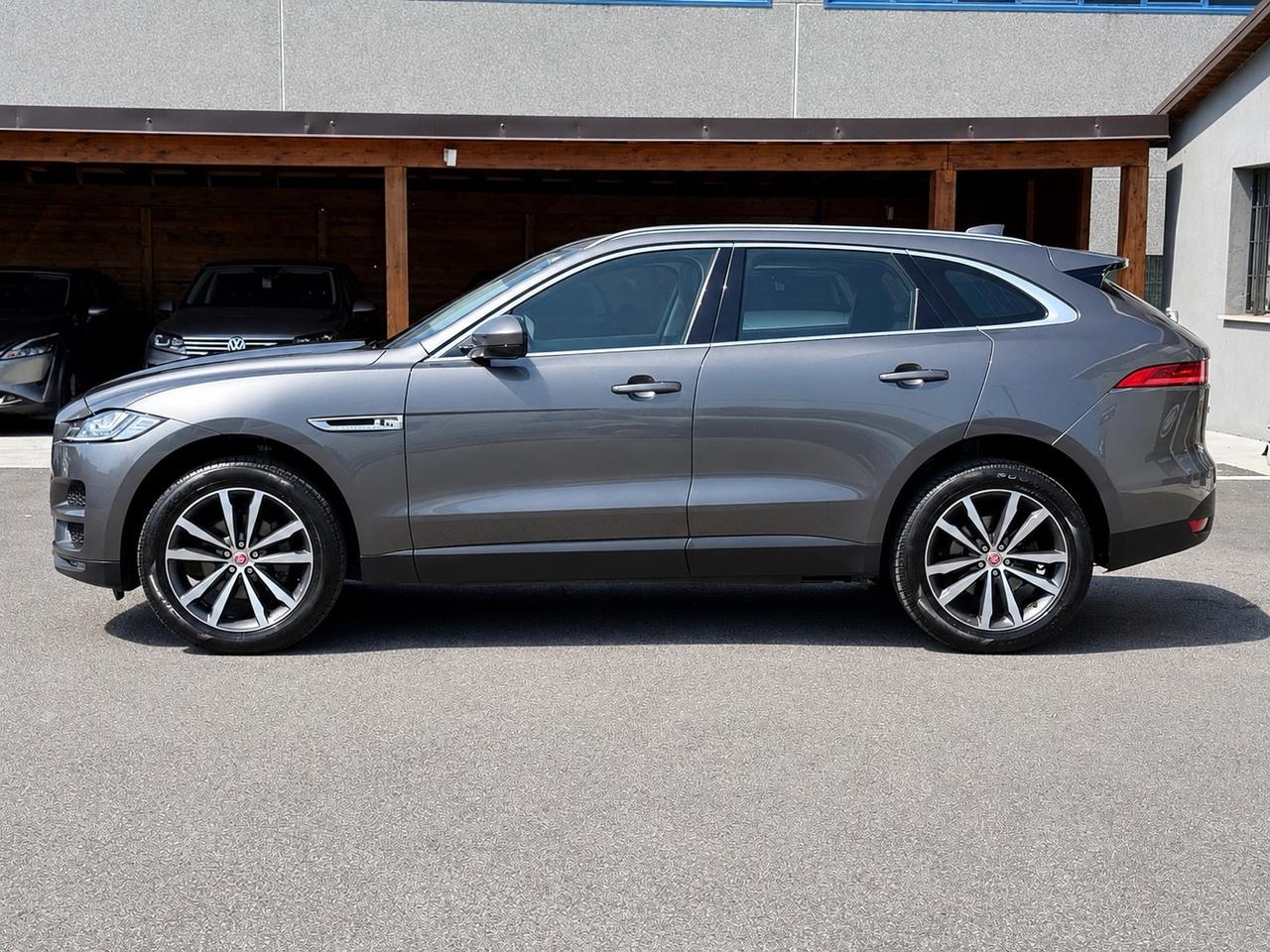 Jaguar F-Pace 2.0 D 180 CV AWD TETTO . CATENA NUOVA