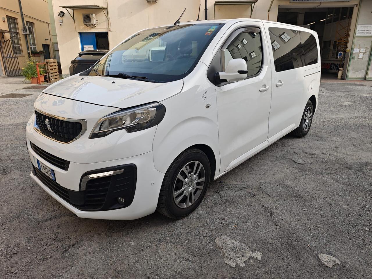 Peugeot Traveler- Pulmino 9 posti-2017