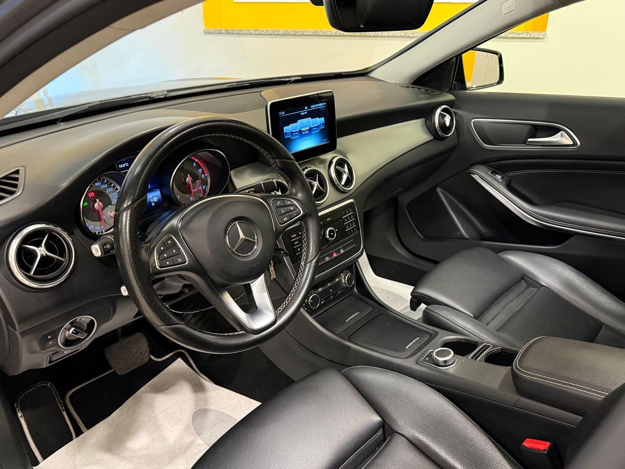 Mercedes-Benz GLA 200 Premium GLA 200 D #8055