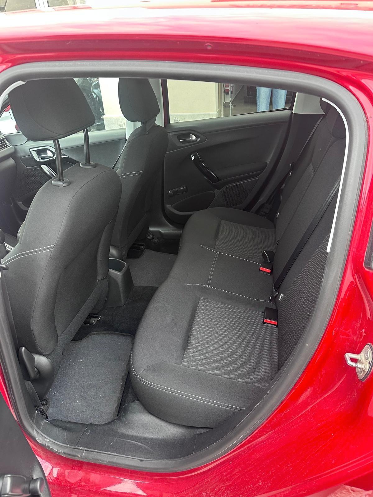 Peugeot 208 PureTech 82 5 porte Allure