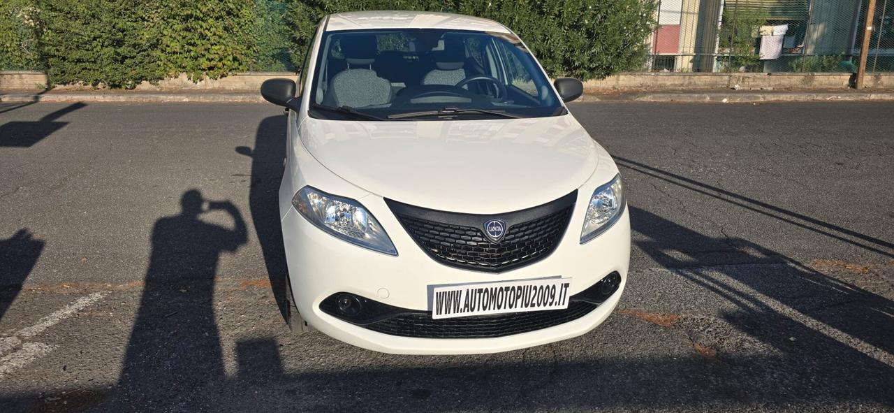 Lancia Ypsilon 1.0 FireFly 5 porte S&S Hybrid Ecochic Silver
