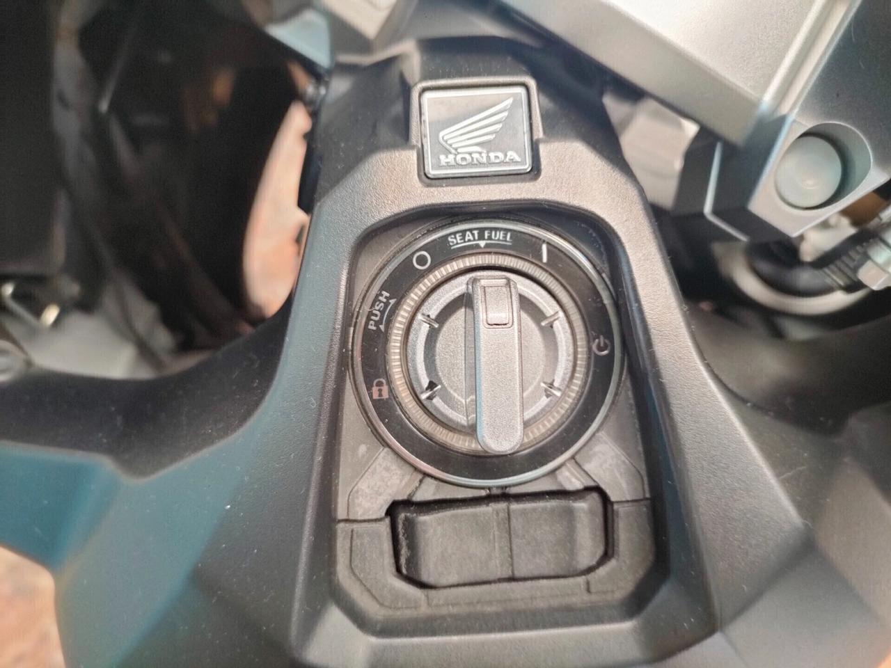 Honda X-ADV 750 con livrea Tricolour HRC