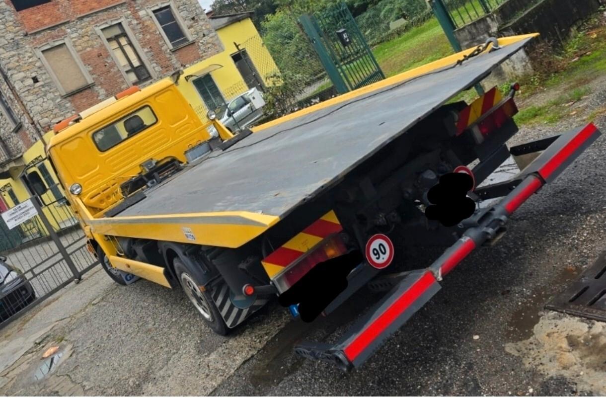 Man carroattrezzi soccorso stradale