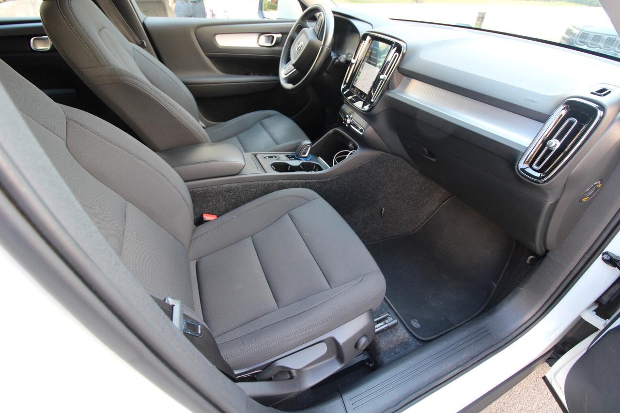 VOLVO XC40 MOMENTUM