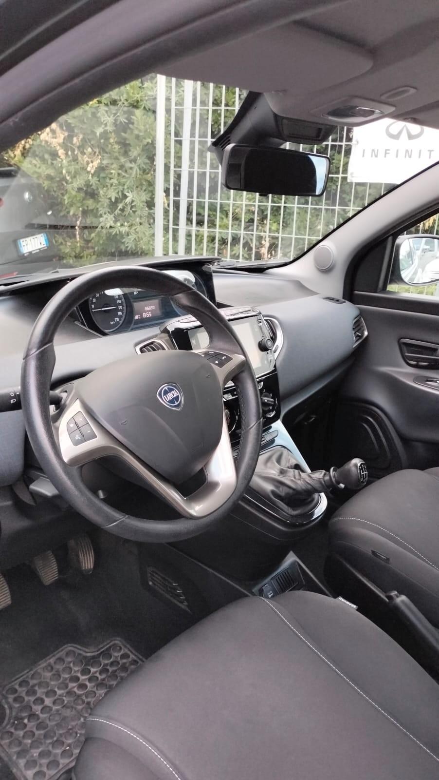 Lancia Ypsilon 1.0 FireFly 5 porte S&S Hybrid Alberta Ferretti