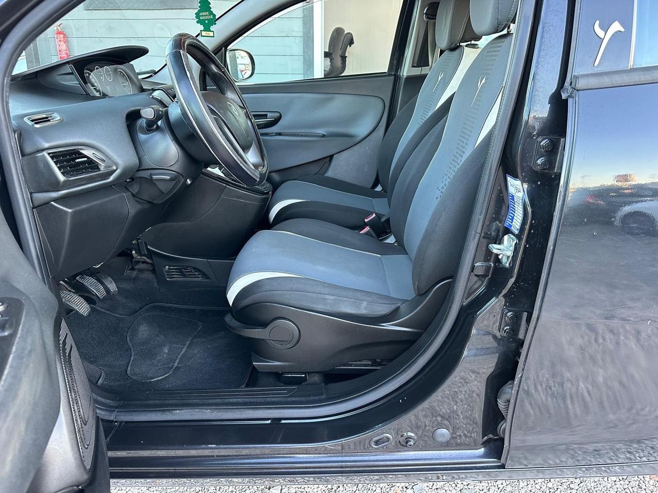 Lancia Ypsilon 0.9 TwinAir 85 CV 5 porte Metano Ecochic Elefantino