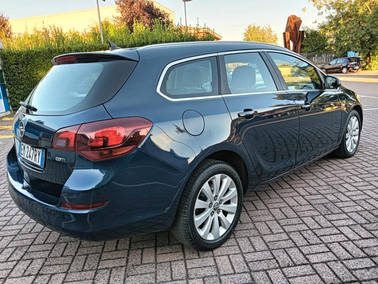 OPEL ASTRA..ANNO 2012....NEOPATENTATIIL..SENSORI DI PARCHEGGIO POSTERIORI ANTERIORE..NAVIGATORE. CRUYS CONTROL. CELL 320 147 1147 WUATSAPP. CELL 3276540940..PREZZO 530O€ TRATABILLE 0