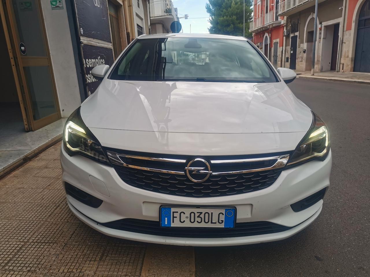 Opel Astra 1.6 CDTi 5 porte 95 cv berlina neo patentati full optional
