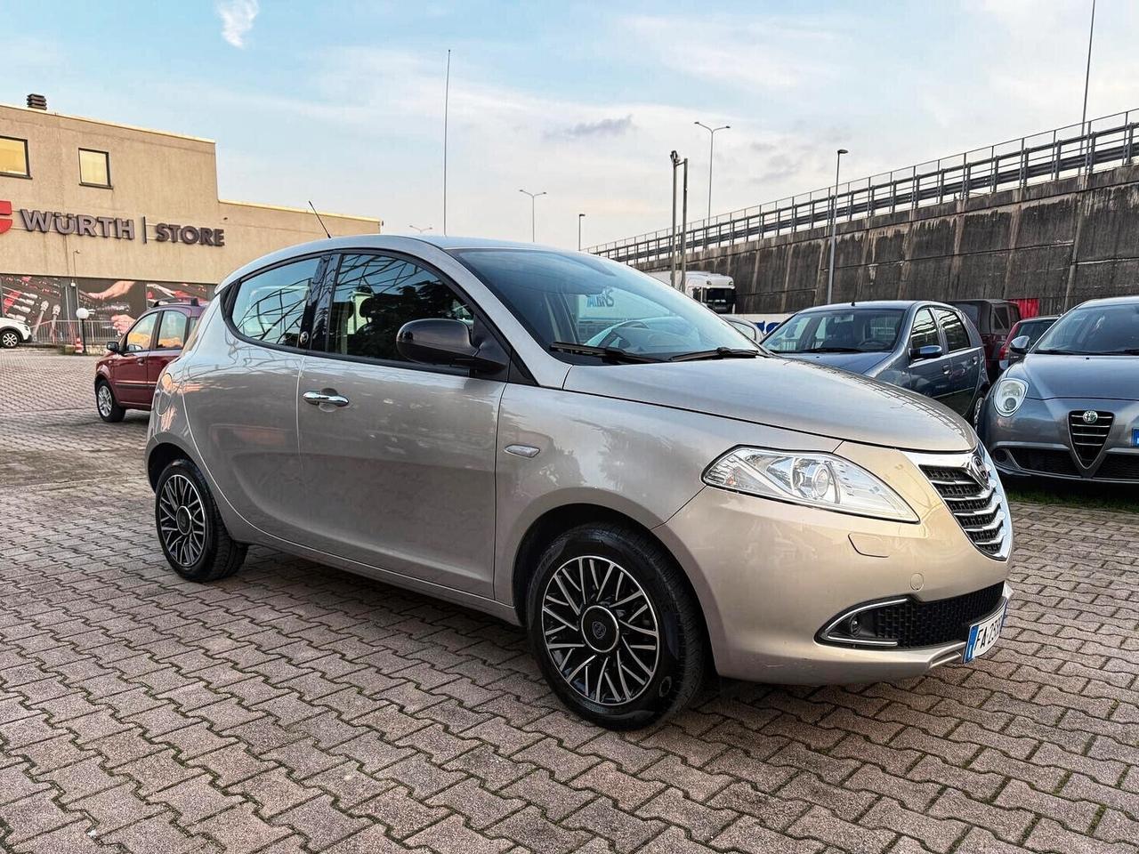 Lancia Ypsilon 0.9 TwinAir 85 CV 5 porte S&S DFN Gold OK NEOPATENTATI